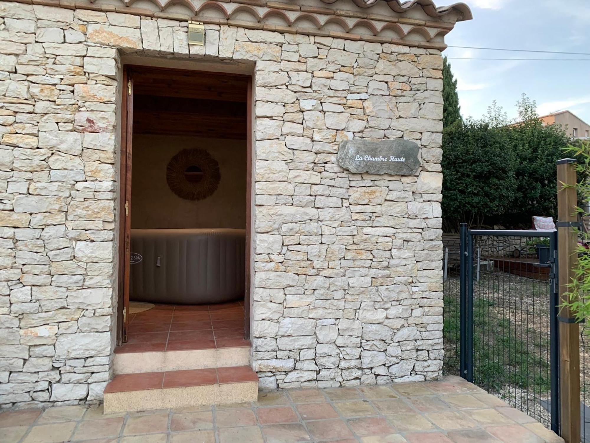 La Chambre Haute Et Son Spa Nimes Luaran gambar
